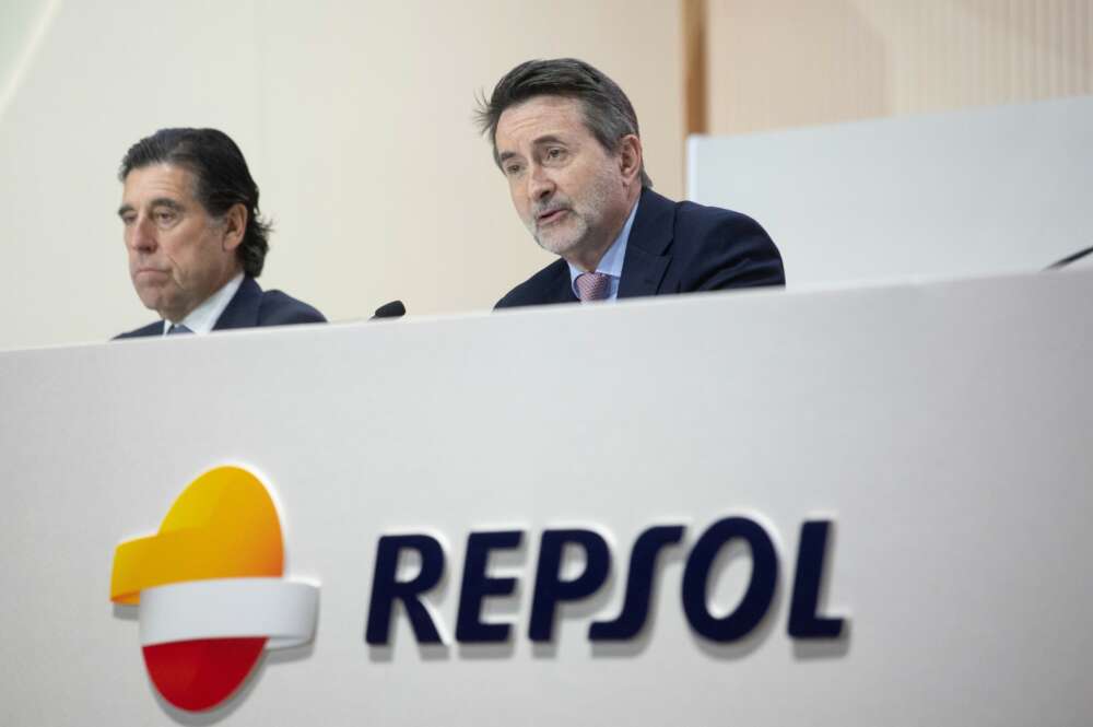El consejero delegado de Repsol, Josu Jon Imaz (D), durante la Junta General de Accionistas de Repsol