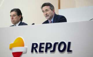 El consejero delegado de Repsol, Josu Jon Imaz (D), durante la Junta General de Accionistas de Repsol