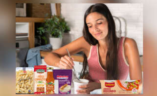 Chica probando los productos de Ebro Foods