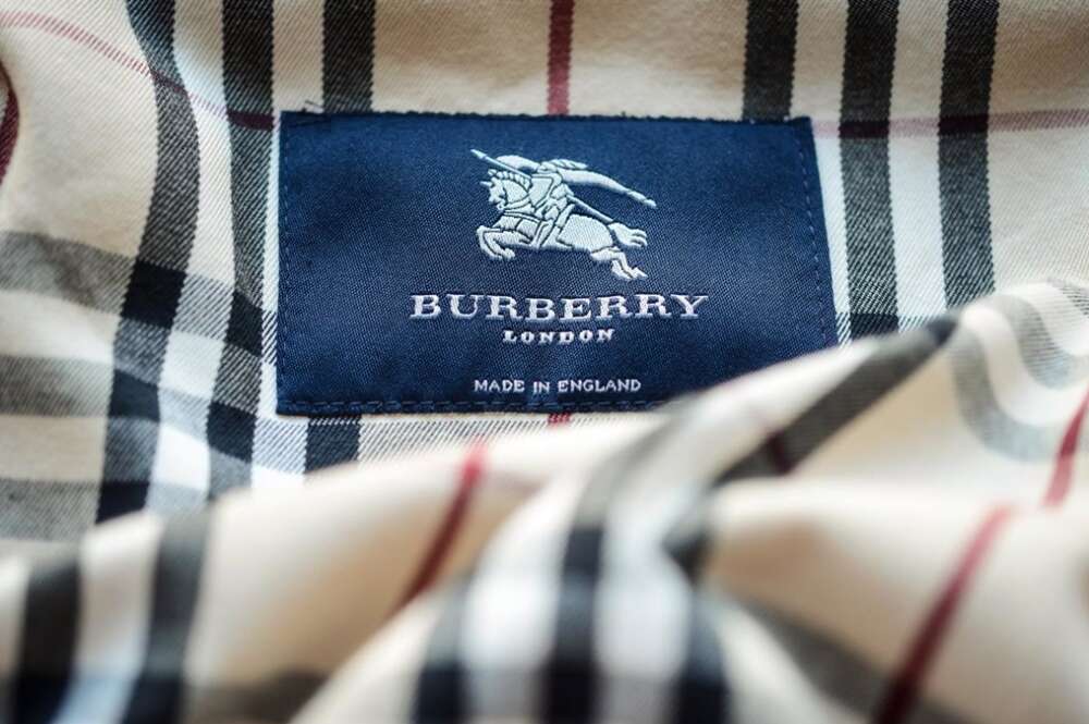 La etiqueta con el logo de la marca de moda "Burberry London" en el interior de un abrigo