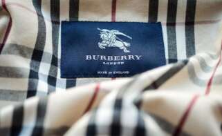 La etiqueta con el logo de la marca de moda "Burberry London" en el interior de un abrigo