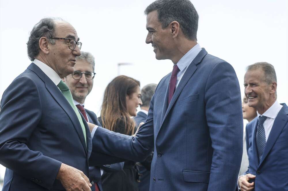 El presidente del Gobierno, Pedro Sánchez, saluda al presidente de Iberdrola, Ignacio Sánchez Galán.