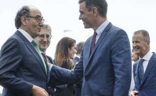 El presidente del Gobierno, Pedro Sánchez, saluda al presidente de Iberdrola, Ignacio Sánchez Galán.