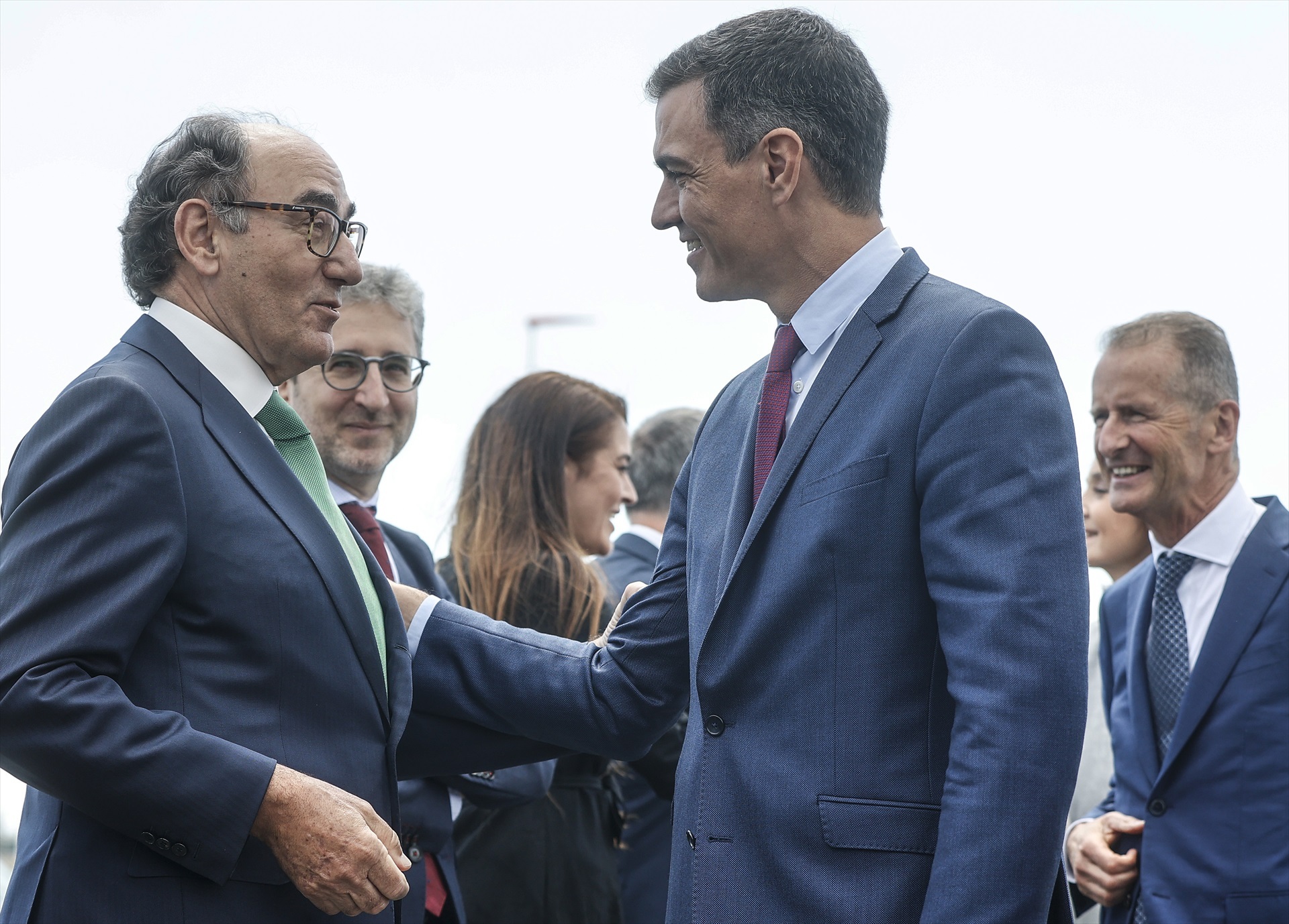 El presidente del Gobierno, Pedro Sánchez, saluda al presidente de Iberdrola, Ignacio Sánchez Galán.