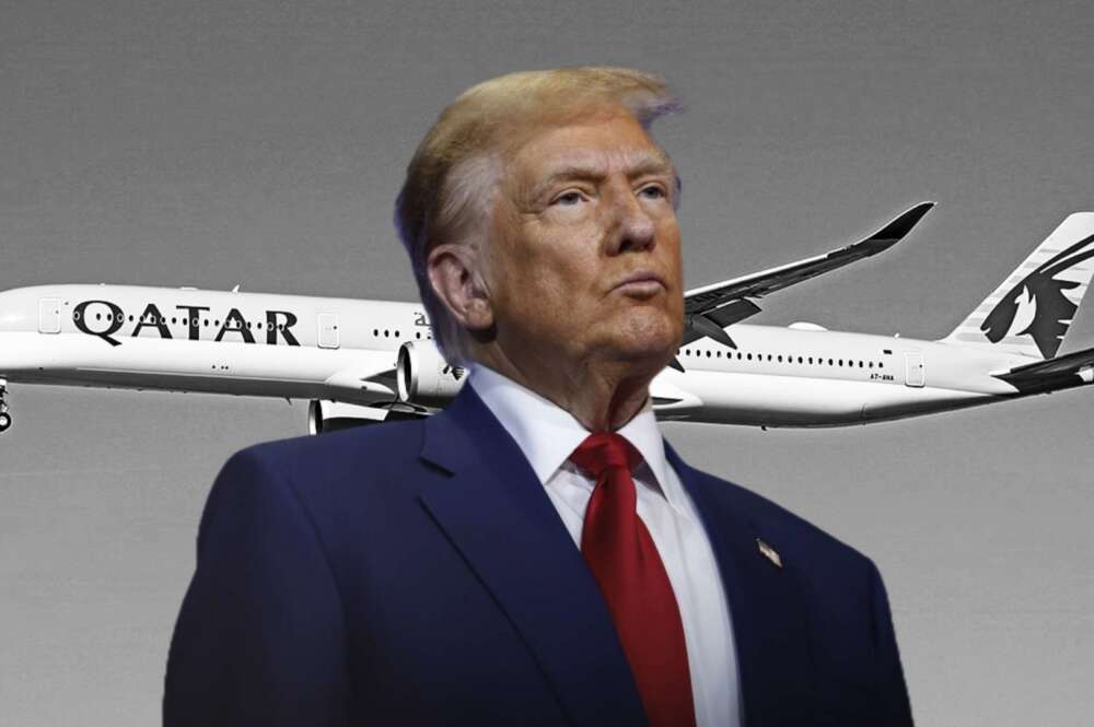 El presidente Donald Trump y de fondo un avión de Qatar Airlines