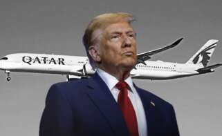 El presidente Donald Trump y de fondo un avión de Qatar Airlines