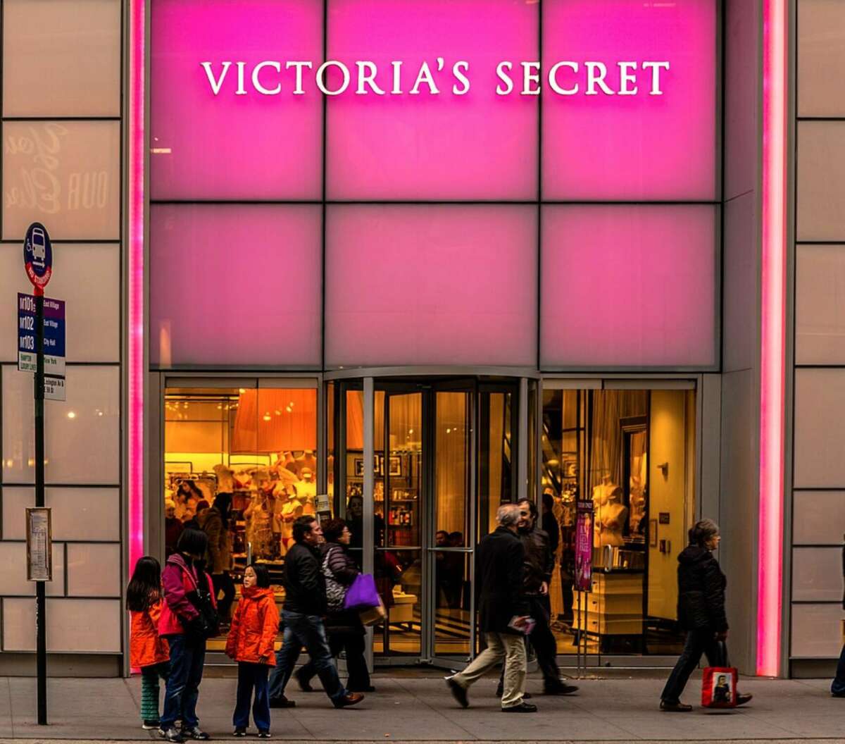 Victoria's Secret opta por suspender la mayor parte de la funcionalidad de su sitio web y algunos servicios en la tienda. Foto: Wikipedia. Ciberataque.