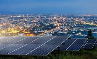 Placas solares en una gran ciudad
