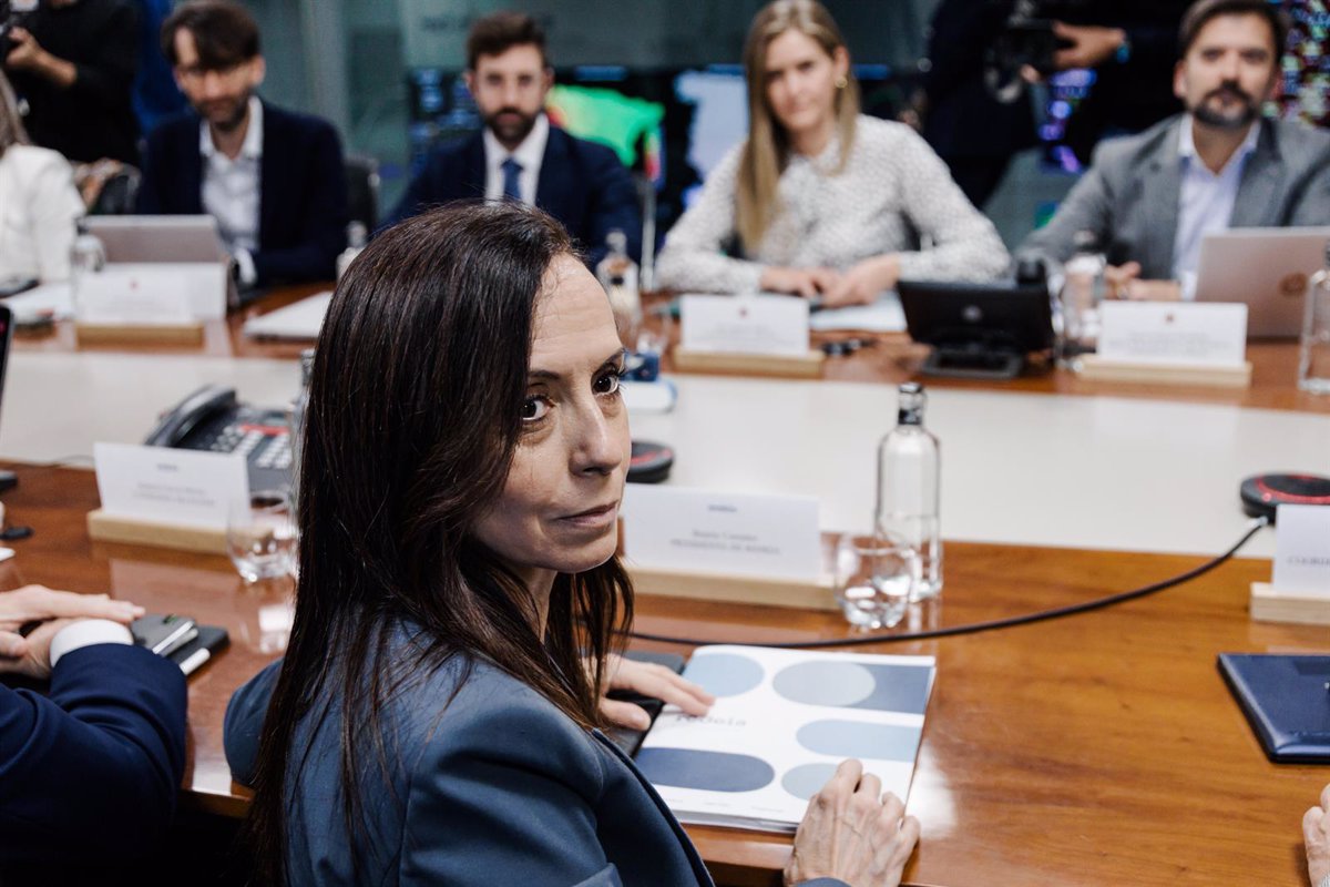 La vicepresidenta tercera y ministra para la Transición Ecológica y Reto Demográfico, Transición Ecológica, Sara Aagesen y la presidenta de Red Eléctrica de España, Beatriz Corredor, durante una reunión de la crisis eléctrica