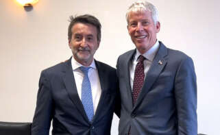 Josu Jon Imaz, consejero delegado de Repsol, junto a Chris Wright, Secretario de Energía de Estados Unidos, en una reunión celebrada en el marco de la Alaska Sustainable Energy Conference
