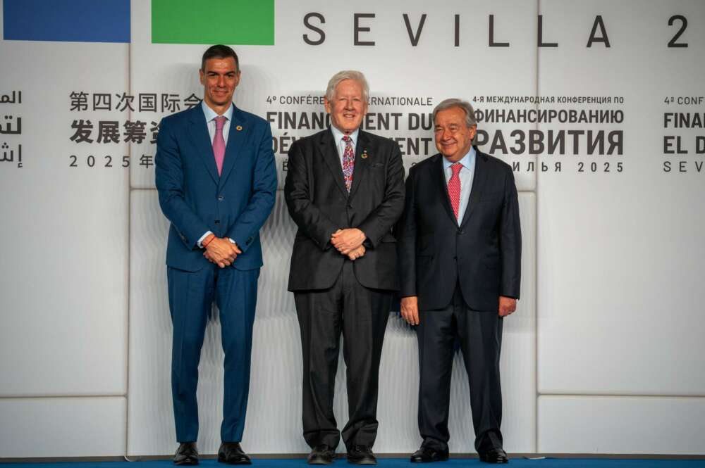 El presidente del gobierno, Pedro Sánchez (izquierda) y el presidente de la ONU, António Guterres (derecha), reciben a mandatarios durante la IV Conferencia Internacional sobre la Financiación para el Desarrollo de la ONU en Sevilla