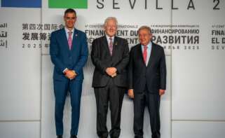 El presidente del gobierno, Pedro Sánchez (izquierda) y el presidente de la ONU, António Guterres (derecha), reciben a mandatarios durante la IV Conferencia Internacional sobre la Financiación para el Desarrollo de la ONU en Sevilla