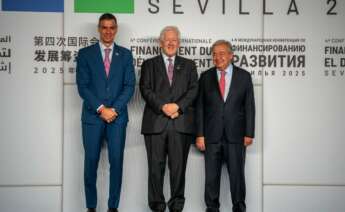 El presidente del gobierno, Pedro Sánchez (izquierda) y el presidente de la ONU, António Guterres (derecha), reciben a mandatarios durante la IV Conferencia Internacional sobre la Financiación para el Desarrollo de la ONU en Sevilla