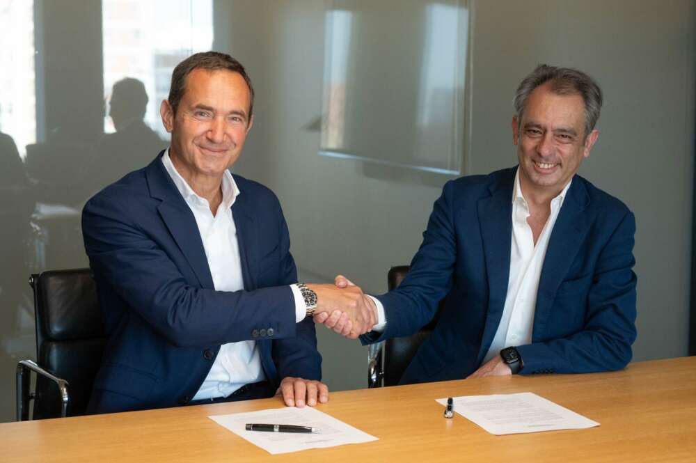Pierre-Yves Sachet, director de Mobility de Moeve y Carlos Vecino, director general de Comercialización de Naturgy