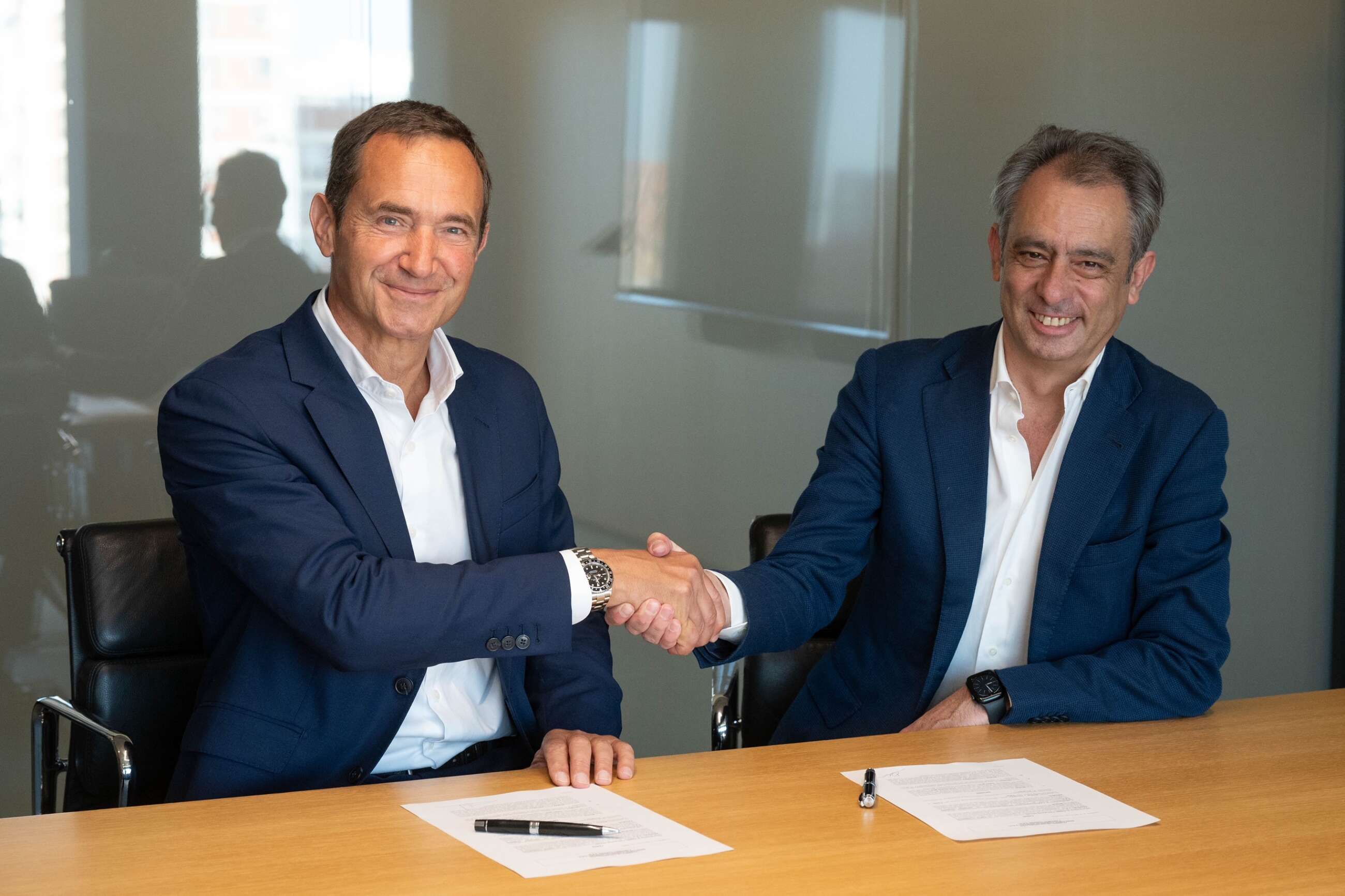 Pierre-Yves Sachet, director de Mobility de Moeve y Carlos Vecino, director general de Comercialización de Naturgy