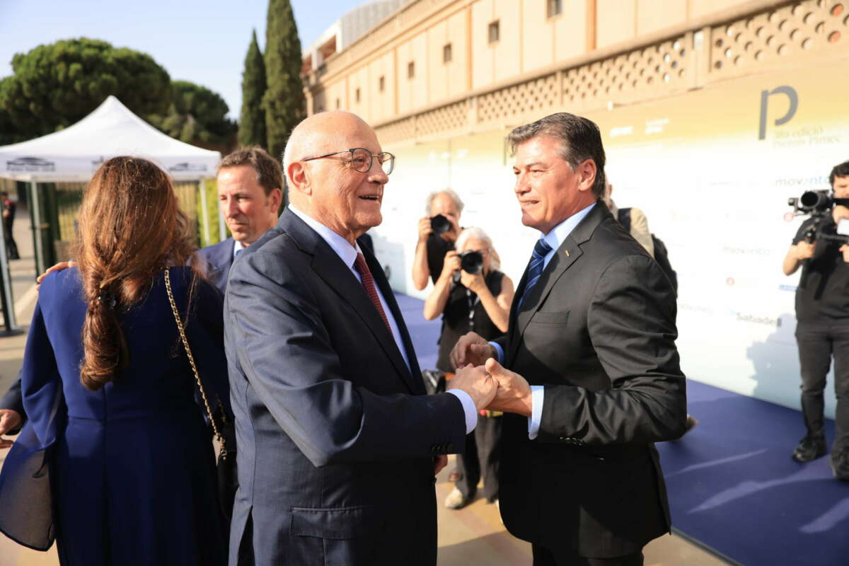 El presidente de Pimec, Antoni Cañete, saluda al presidente de Banco Sabadell, Josep Oliu. Foto: Pimec.