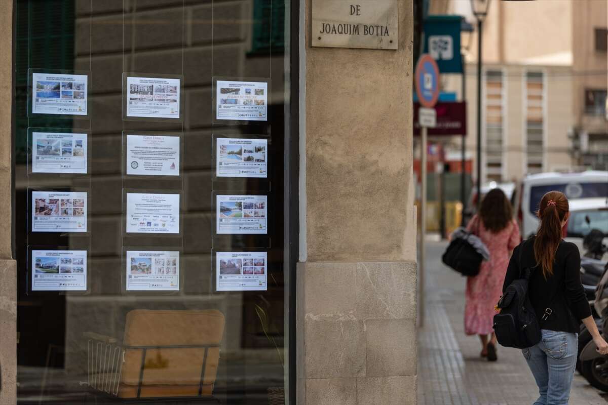 (Foto de ARCHIVO)
Anuncios de viviendas en venta en una inmobiliaria, a 15 de abril de 2024, en Palma de Mallorca, Mallorca, Baleares (España). El pasado 16 de abril, el Pleno del Parlament de las Illes Balears aprobó una Ley, proveniente del Decreto Ley 6/2023, de 2 de octubre, de medidas urgentes en materia de vivienda, con la que ha introducido medidas para favorecer la salida al mercado de nuevas viviendas en las áreas urbanas de los municipios de las Islas Baleares. El Colegio Oficial de Agentes de la Propiedad Inmobiliaria de Baleares (COAPI) y la alianza de inmobiliarias Balears ABINI han celebrado la aprobación.

Tomàs Moyà / Europa Press
24 ABRIL 2024;RECURSOS;VIVIENDA;INMOBILIARIAS;CASA;LEY
24/4/2024. Concurso de acreedores.