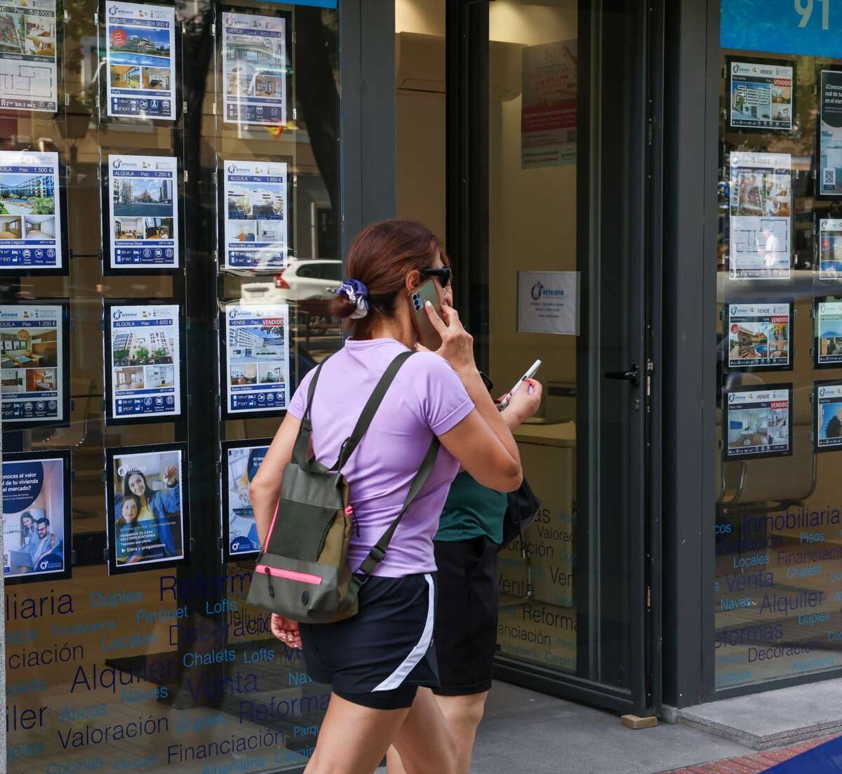(Foto de ARCHIVO) Escaparate de una inmobiliaria, a 17 de julio de 2024, en Madrid (España). La compraventa de viviendas registró el pasado mes de mayo un descenso del 21,5% con respecto al mismo mes de 2023, hasta un total de 44.013 operaciones, según ha informado el Instituto Nacional de Estadística (INE). El descenso interanual de la compraventa de viviendas en mayo se ha debido tanto a la caída de las operaciones sobre pisos nuevos, que disminuyeron un 14,4% interanual, hasta las 9.105, como a las realizadas sobre viviendas usadas. Éstas bajaron un 23,2% interanual en mayo, hasta las 34.908 operaciones. Marta Fernández / Europa Press 17 JULIO 2024;PIXELADA 17/7/2024