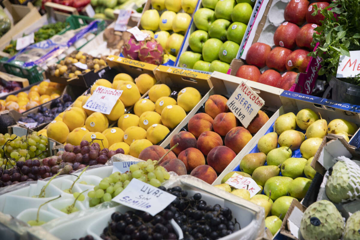 Detalle de un puesto de frutas en un mercado. Foto: Europa Press. Bayer.