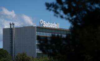 Archivo - Exterior de la sede de Banco Sabadell, a 17 de abril de 2025, en Barcelona, Cataluña (España).