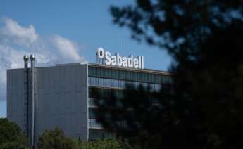 Archivo - Exterior de la sede de Banco Sabadell, a 17 de abril de 2025, en Barcelona, Cataluña (España).