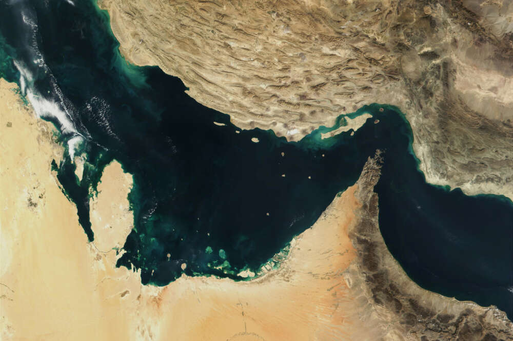 Archivo - Imagen por satélite tomada por la NASA del estrecho de Ormuz.