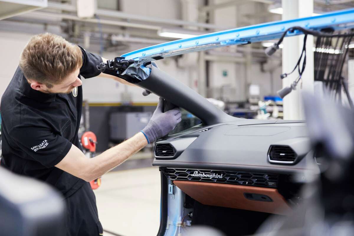 Archivo - Un trabajador en una fábrica de vehículos. Empleo.