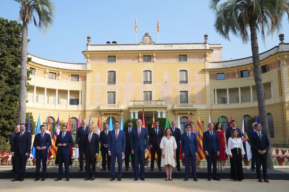 Foto de familia de las autoridades asistentes a la XXVIII Conferencia de Presidentes, en Palau de Pedralbes de Barcelona, a 6 de junio de 2025, en Barcelona, Catalunya (España). Durante la conferencia se abordarán los 16 puntos de la agenda, ampliada tras la inclusión de las demandas de las Comunidades Autónomas, que contemplan entre otros asuntos la reforma de la financiación autonómica, el control de fronteras, la política migratoria, el acceso a la vivienda, la situación energética y la reforma del Poder Judicial. Por primera vez, los presidentes autonómicos pueden intervenir en las lenguas cooficiales de sus territorios con traducción simultánea. David Zorrakino / Europa Press 06 JUNIO 2025;CONFERENCIA;PRESIDENTES;GOBIERNO 06/6/2025