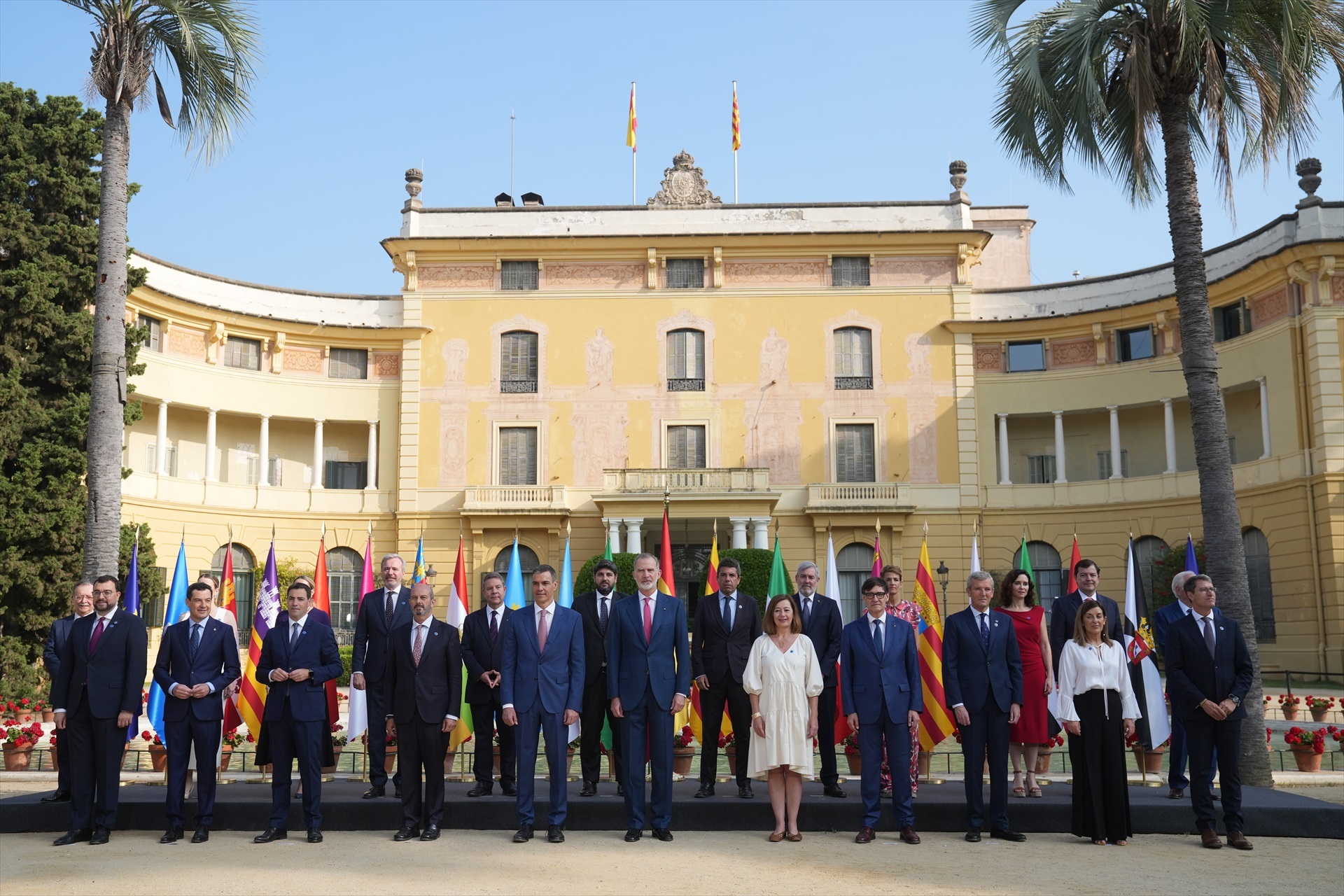 Foto de familia de las autoridades asistentes a la XXVIII Conferencia de Presidentes, en Palau de Pedralbes de Barcelona, a 6 de junio de 2025, en Barcelona, Catalunya (España). Durante la conferencia se abordarán los 16 puntos de la agenda, ampliada tras la inclusión de las demandas de las Comunidades Autónomas, que contemplan entre otros asuntos la reforma de la financiación autonómica, el control de fronteras, la política migratoria, el acceso a la vivienda, la situación energética y la reforma del Poder Judicial. Por primera vez, los presidentes autonómicos pueden intervenir en las lenguas cooficiales de sus territorios con traducción simultánea. David Zorrakino / Europa Press 06 JUNIO 2025;CONFERENCIA;PRESIDENTES;GOBIERNO 06/6/2025