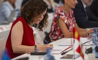 La presidenta de la Comunidad de Madrid, Isabel Díaz Ayuso, durante la XXVIII Conferencia de Presidentes, en Palau de Pedralbes de Barcelona, a 6 de junio de 2025, en Barcelona, Catalunya (España). Durante la conferencia se abordarán los 16 puntos de la agenda, ampliada tras la inclusión de las demandas de las Comunidades Autónomas, que contemplan entre otros asuntos la reforma de la financiación autonómica, el control de fronteras, la política migratoria, el acceso a la vivienda, la situación energética y la reforma del Poder Judicial. Por primera vez, los presidentes autonómicos pueden intervenir en las lenguas cooficiales de sus territorios con traducción simultánea. Lorena Sopêna / Europa Press 06/6/2025