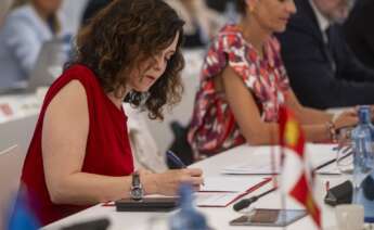La presidenta de la Comunidad de Madrid, Isabel Díaz Ayuso, durante la XXVIII Conferencia de Presidentes, en Palau de Pedralbes de Barcelona, a 6 de junio de 2025, en Barcelona, Catalunya (España). Durante la conferencia se abordarán los 16 puntos de la agenda, ampliada tras la inclusión de las demandas de las Comunidades Autónomas, que contemplan entre otros asuntos la reforma de la financiación autonómica, el control de fronteras, la política migratoria, el acceso a la vivienda, la situación energética y la reforma del Poder Judicial. Por primera vez, los presidentes autonómicos pueden intervenir en las lenguas cooficiales de sus territorios con traducción simultánea. Lorena Sopêna / Europa Press 06/6/2025