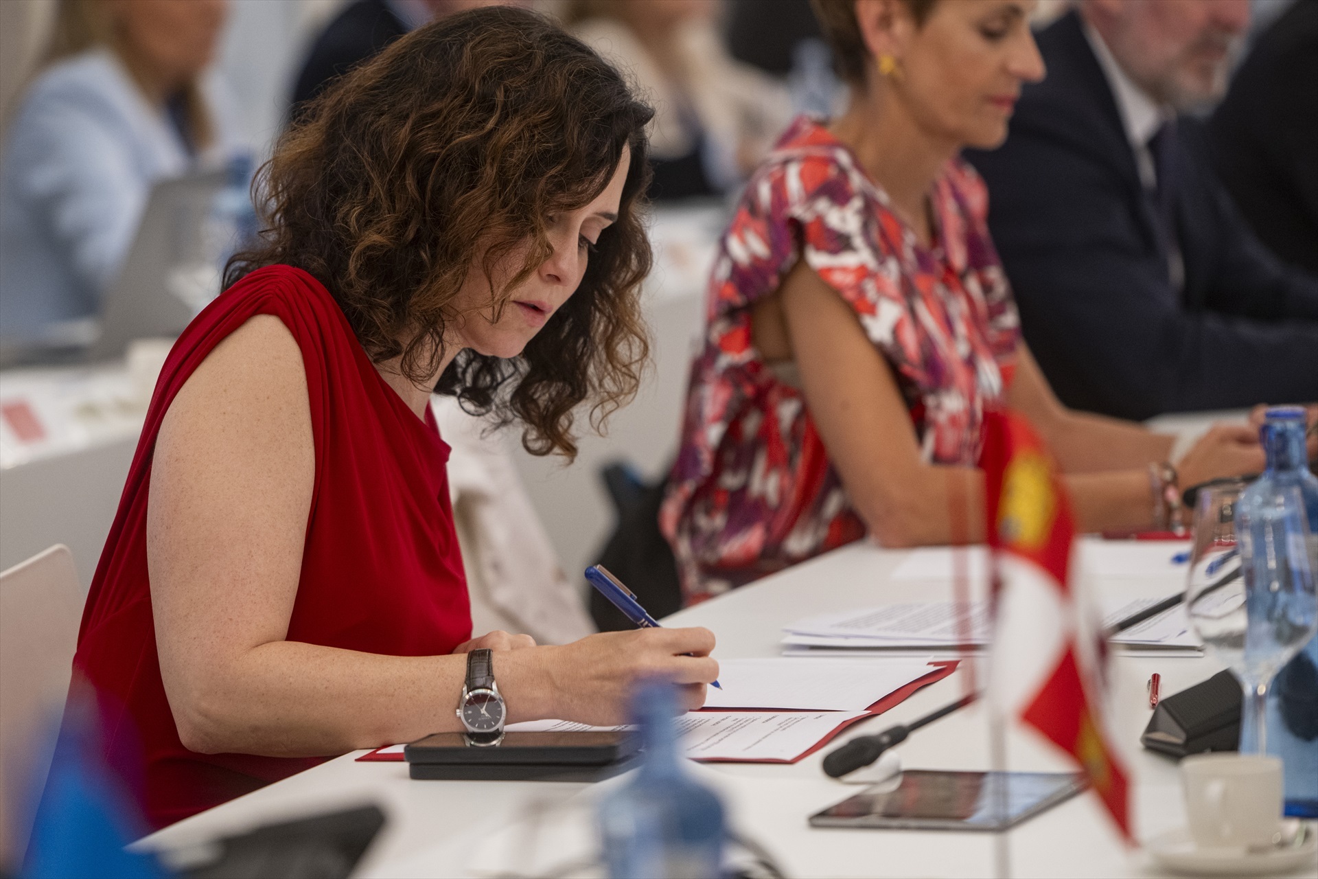 La presidenta de la Comunidad de Madrid, Isabel Díaz Ayuso, durante la XXVIII Conferencia de Presidentes, en Palau de Pedralbes de Barcelona, a 6 de junio de 2025, en Barcelona, Catalunya (España). Durante la conferencia se abordarán los 16 puntos de la agenda, ampliada tras la inclusión de las demandas de las Comunidades Autónomas, que contemplan entre otros asuntos la reforma de la financiación autonómica, el control de fronteras, la política migratoria, el acceso a la vivienda, la situación energética y la reforma del Poder Judicial. Por primera vez, los presidentes autonómicos pueden intervenir en las lenguas cooficiales de sus territorios con traducción simultánea. Lorena Sopêna / Europa Press 06/6/2025