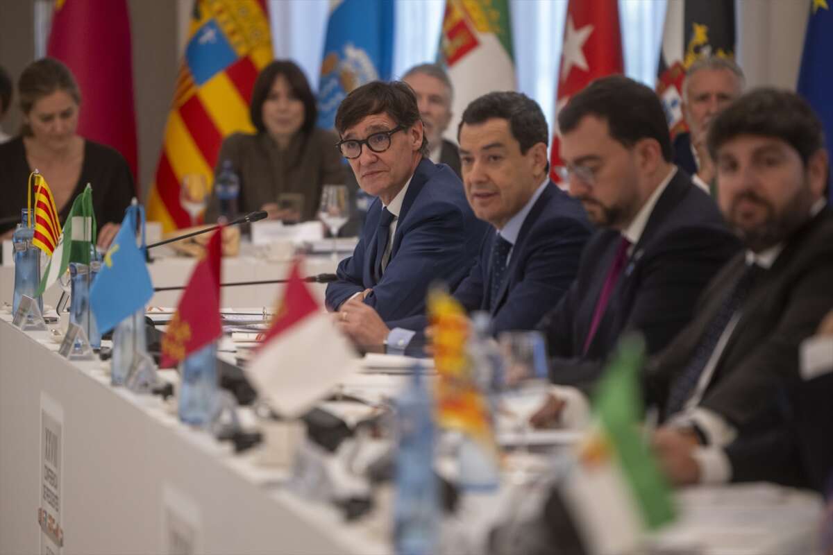 El presidente de la Generalitat de Catalunya, Salvador Illa, y el El presidente de la Junta de Andalucía, Juanma Moreno, durante la XXVIII Conferencia de Presidentes, en Palau de Pedralbes de Barcelona, a 6 de junio de 2025, en Barcelona, Catalunya (España). Durante la conferencia se abordarán los 16 puntos de la agenda, ampliada tras la inclusión de las demandas de las Comunidades Autónomas, que contemplan entre otros asuntos la reforma de la financiación autonómica, el control de fronteras, la política migratoria, el acceso a la vivienda, la situación energética y la reforma del Poder Judicial. Por primera vez, los presidentes autonómicos pueden intervenir en las lenguas cooficiales de sus territorios con traducción simultánea. Lorena Sopêna / Europa Press 06/6/2025