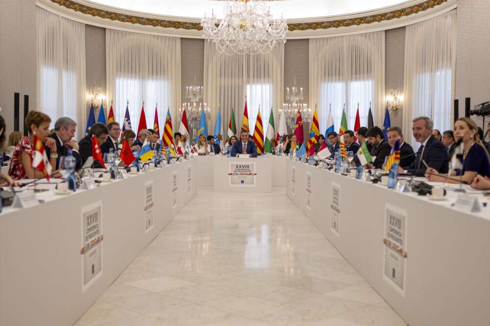 El presidente del Gobierno, Pedro Sánchez, preside la XXVIII Conferencia de Presidentes, en Palau de Pedralbes de Barcelona, a 6 de junio de 2025, en Barcelona, Catalunya (España). Durante la conferencia se abordarán los 16 puntos de la agenda, ampliada tras la inclusión de las demandas de las Comunidades Autónomas, que contemplan entre otros asuntos la reforma de la financiación autonómica, el control de fronteras, la política migratoria, el acceso a la vivienda, la situación energética y la reforma del Poder Judicial. Por primera vez, los presidentes autonómicos pueden intervenir en las lenguas cooficiales de sus territorios con traducción simultánea. Lorena Sopêna / Europa Press 06/6/2025
