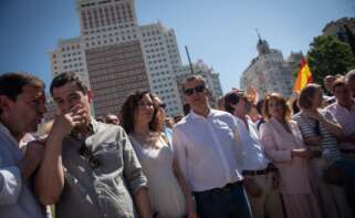 (I-D) El presidente de la Junta de Castilla y León, Alfonso Fernández Mañueco, el presidente de la Junta de Andalucía, Juanma Moreno, la presidenta de la Comunidad de Madrid, Isabel Díaz Ayuso, el presidente del Partido Popular, Alberto Núñez Feijóo, el expresidente del Gobierno, José María Aznar, la exalcaldesa de Madrid, Ana Botella, la secretaria general del PP, Cuca Gamarra, y el alcalde de Madrid, José Luis Martínez-Almeida, durante la concentración del PP bajo el lema ‘Mafia o democracia’ en la Plaza de España de Madrid, a 8 de junio de 2025, en Madrid (España). La convocatoria responde a los recientes escándalos de corrupción que afectan al entorno del presidente del Gobierno, y especialmente tras la publicación de audios relacionados con la exmilitante socialista Leire Díez y supuestos intentos de desacreditar investigaciones judiciales sobre el Ejecutivo. Fernando Sánchez / Europa Press 08 JUNIO 2025;CONCENTRACIÓN;MANIFESTACIÓN;PROTESTA;PP;PARTIDO POPULAR 08/6/2025