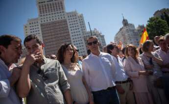(I-D) El presidente de la Junta de Castilla y León, Alfonso Fernández Mañueco, el presidente de la Junta de Andalucía, Juanma Moreno, la presidenta de la Comunidad de Madrid, Isabel Díaz Ayuso, el presidente del Partido Popular, Alberto Núñez Feijóo, el expresidente del Gobierno, José María Aznar, la exalcaldesa de Madrid, Ana Botella, la secretaria general del PP, Cuca Gamarra, y el alcalde de Madrid, José Luis Martínez-Almeida, durante la concentración del PP bajo el lema ‘Mafia o democracia’ en la Plaza de España de Madrid, a 8 de junio de 2025, en Madrid (España). La convocatoria responde a los recientes escándalos de corrupción que afectan al entorno del presidente del Gobierno, y especialmente tras la publicación de audios relacionados con la exmilitante socialista Leire Díez y supuestos intentos de desacreditar investigaciones judiciales sobre el Ejecutivo. Fernando Sánchez / Europa Press 08 JUNIO 2025;CONCENTRACIÓN;MANIFESTACIÓN;PROTESTA;PP;PARTIDO POPULAR 08/6/2025