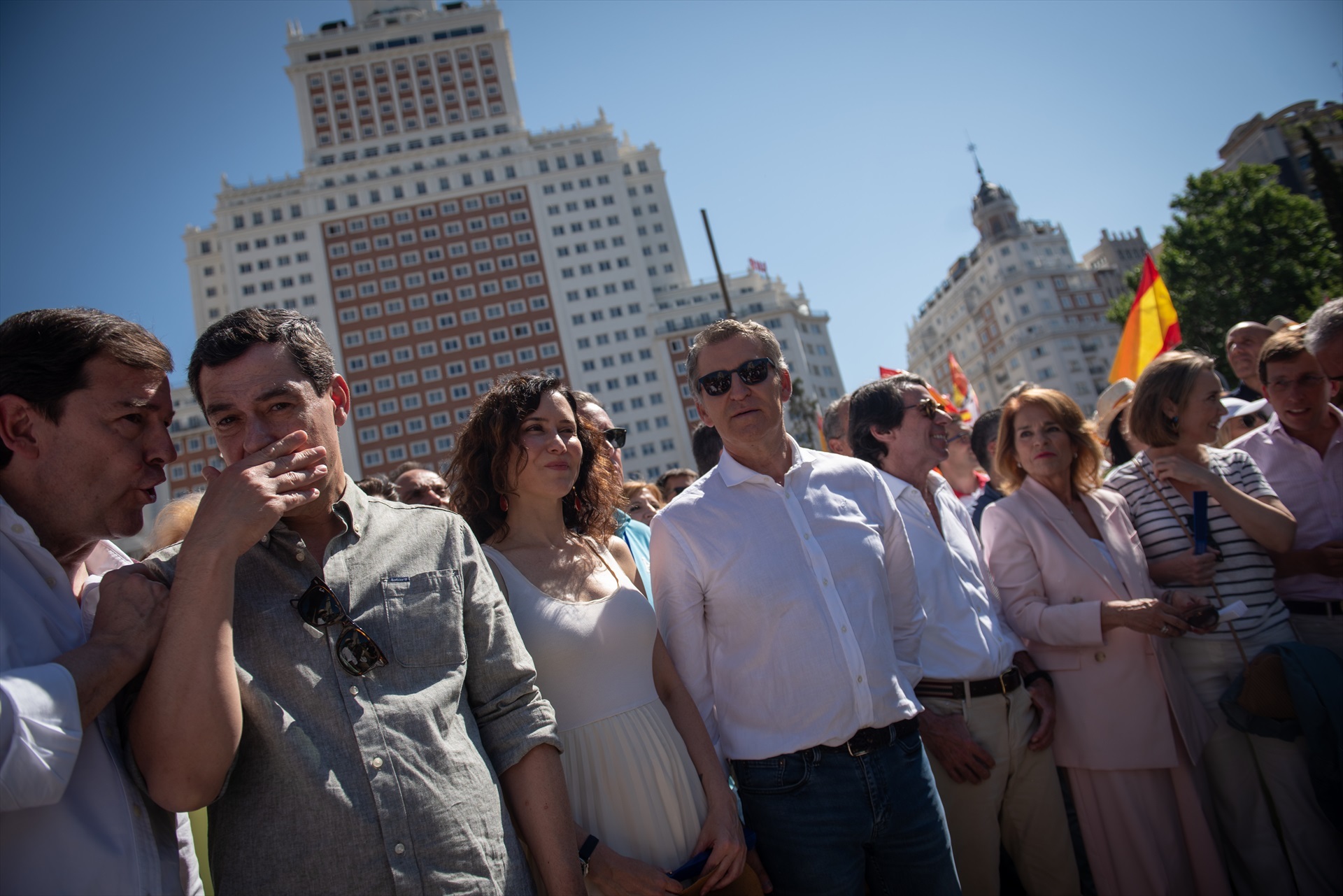 (I-D) El presidente de la Junta de Castilla y León, Alfonso Fernández Mañueco, el presidente de la Junta de Andalucía, Juanma Moreno, la presidenta de la Comunidad de Madrid, Isabel Díaz Ayuso, el presidente del Partido Popular, Alberto Núñez Feijóo, el expresidente del Gobierno, José María Aznar, la exalcaldesa de Madrid, Ana Botella, la secretaria general del PP, Cuca Gamarra, y el alcalde de Madrid, José Luis Martínez-Almeida, durante la concentración del PP bajo el lema ‘Mafia o democracia’ en la Plaza de España de Madrid, a 8 de junio de 2025, en Madrid (España). La convocatoria responde a los recientes escándalos de corrupción que afectan al entorno del presidente del Gobierno, y especialmente tras la publicación de audios relacionados con la exmilitante socialista Leire Díez y supuestos intentos de desacreditar investigaciones judiciales sobre el Ejecutivo. Fernando Sánchez / Europa Press 08 JUNIO 2025;CONCENTRACIÓN;MANIFESTACIÓN;PROTESTA;PP;PARTIDO POPULAR 08/6/2025