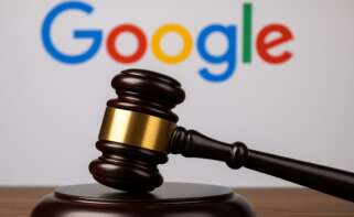 Un mazo de juez junto con el logo de Google