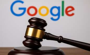 Un mazo de juez junto con el logo de Google
