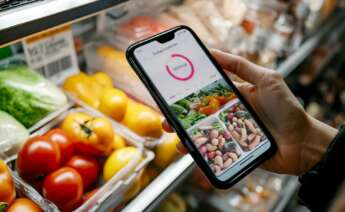 Una persona comprueba las calorías de los alimentos en su móvil