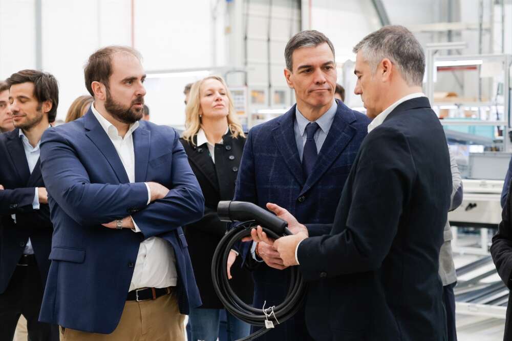 El presidente del Gobierno, Pedro Sánchez (2i), y el CEO de Wallbox, Enric Asunción (1i), visitan la sede de Wallbox