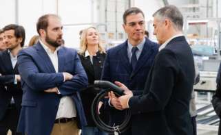 El presidente del Gobierno, Pedro Sánchez (2i), y el CEO de Wallbox, Enric Asunción (1i), visitan la sede de Wallbox