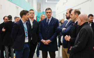 El presidente del Gobierno, Pedro Sánchez (c), y el CEO de Wallbox, Enric Asunción (3d), visitan la sede de Wallbox, a 13 de febrero de 2025, en Barcelona