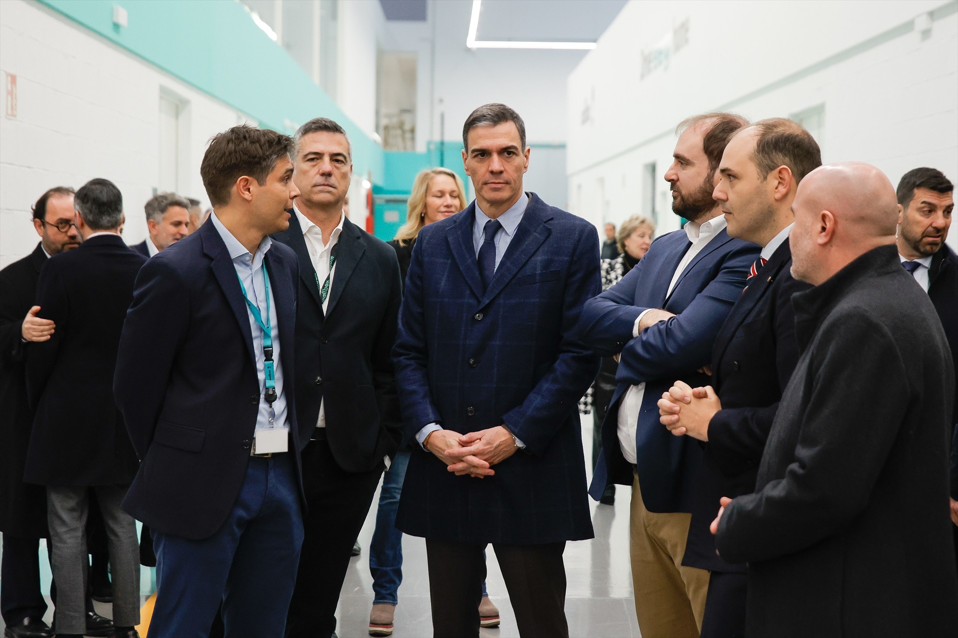 El presidente del Gobierno, Pedro Sánchez (c), y el CEO de Wallbox, Enric Asunción (3d), visitan la sede de Wallbox, a 13 de febrero de 2025, en Barcelona