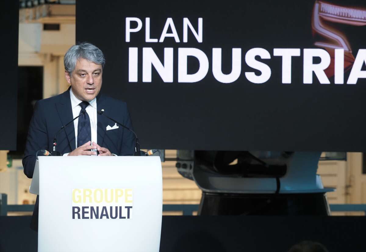 (Foto de ARCHIVO)
El consejero delegado del Grupo Renault, Luca de Meo, interviene durante la presentación del Plan Estratégico de Renault, en la factoría de la compañía en Palencia, Castilla y León (España), a 23 de marzo de 2021. El Plan Estratégico de Renault “Renaulution” se centra en reorientar la carrera desde el volumen de ventas hacia el valor. Como no podía ser de otra forma, en esta revolución planteada por el grupo francés desaparece paulatinamente el diésel, que queda relegado a los vehículos comerciales, y la electrificación pasa a jugar un papel protagonista con 13 nuevos modelos 100% eléctricos a la vista, incluido el anunciado regreso del icónico Renault 5.

Photogenic/Claudia Alba / Europa Press
23 MARZO 2021;RENAULT;AUTOMOCIÓN;ECONOMÍA;CASA REAL;PEDRO SÁNCHEZ;
23/3/2021