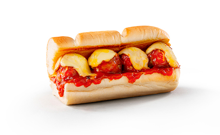 Cada bocadillo es preparado al momento frente al cliente e incluye vegetales, condimentos y salsas especiales que proceden de proveedores locales. Foto: Subway.
