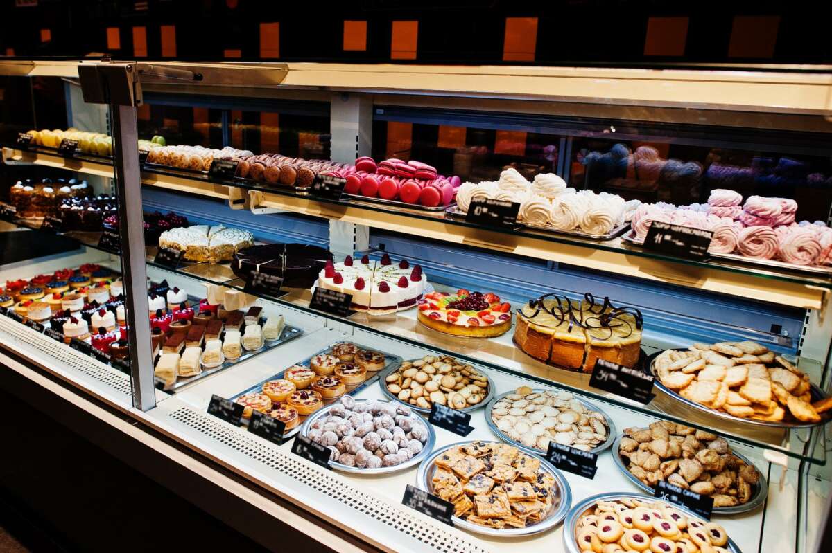 En las cafeterías Embassy se podían comprar bombones, 'scones, tartas de todo tipo, sándwiches, bocados salados y cócteles. Foto: Freepik.