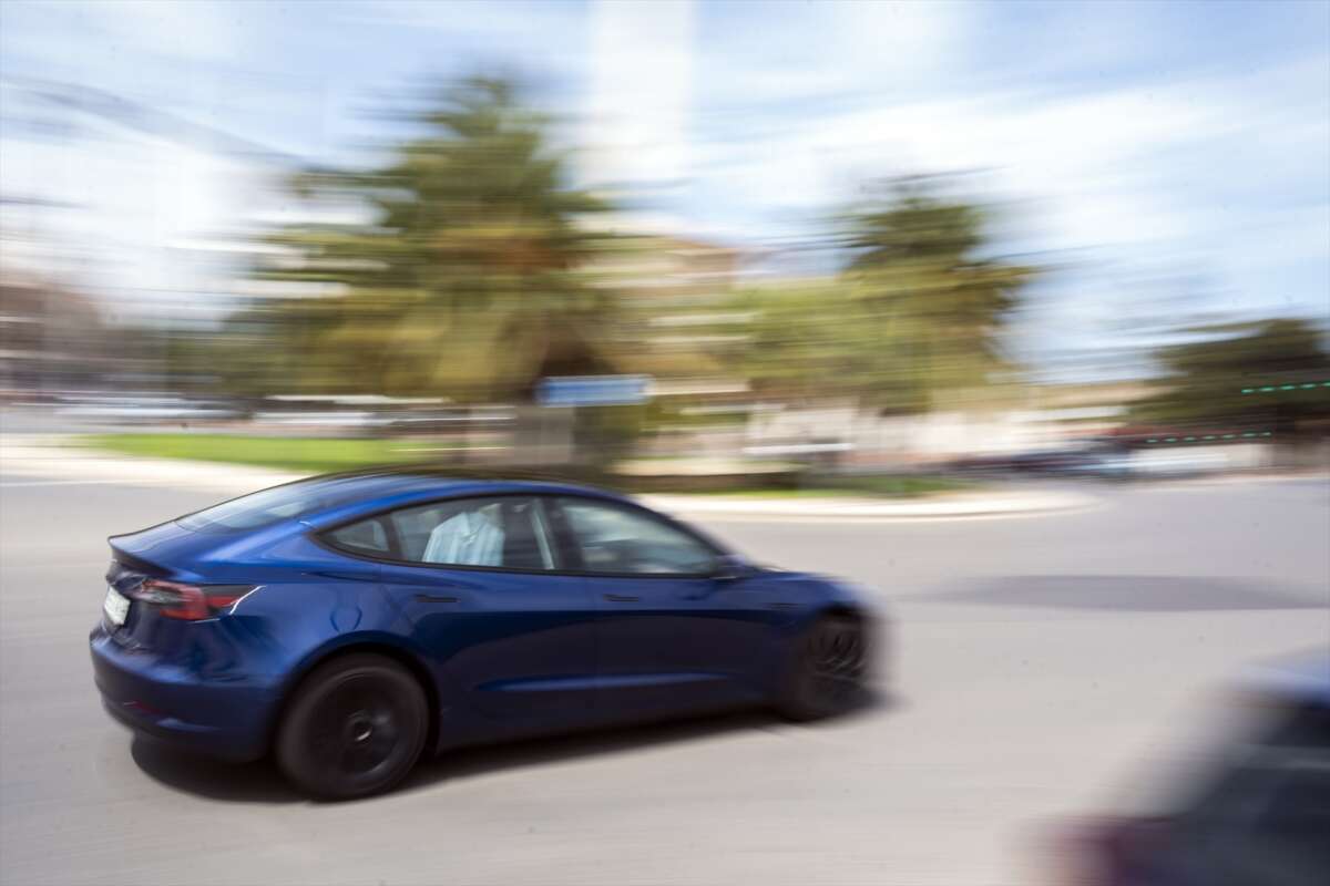 Un coche Tesla circula por el Puerto de Valencia. Foto: Archivo. Jorge Gil / Europa Press