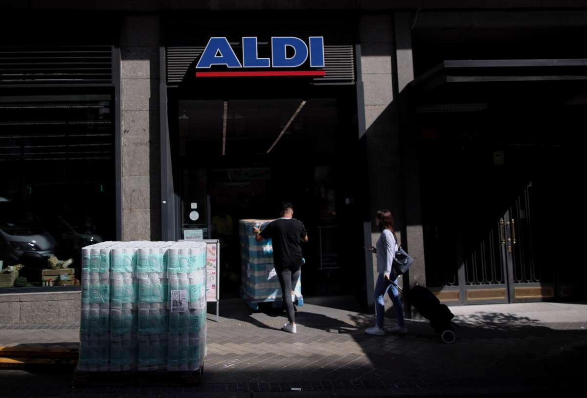 Palets preparados frente a la puerta de un supermercado Aldi. Eduardo Parra / Europa Press
