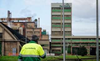 Un trabajador en las instalaciones de Fertiberia.
